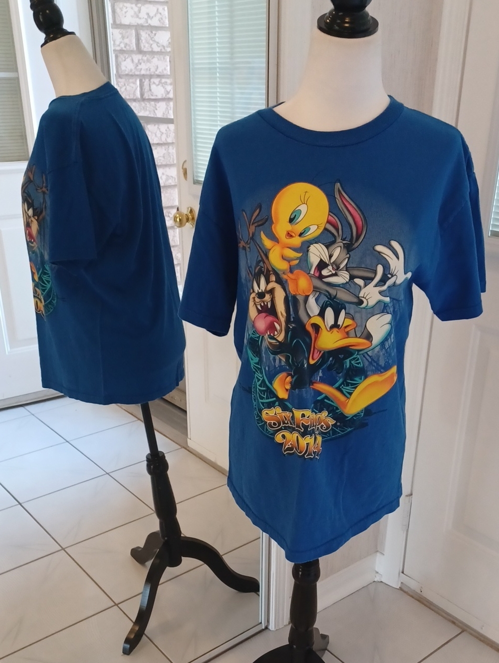 4/$80 Looney Tunes & Six Flags 2014 Tee - Size Medium